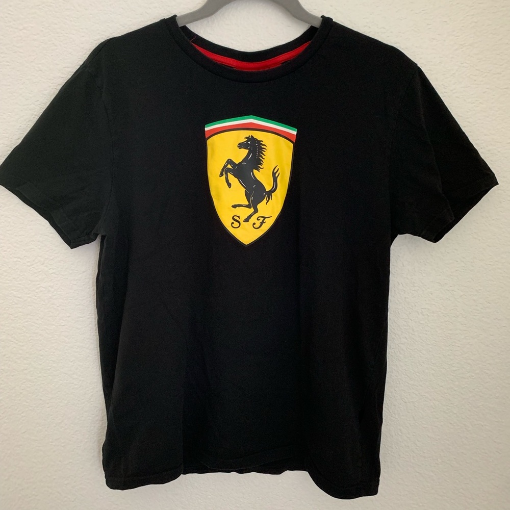 Ferrari. Black t shirt. Size : M.
